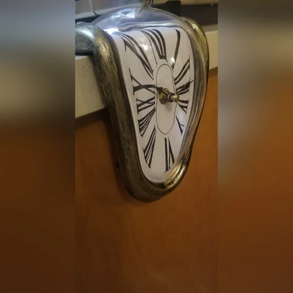 Melting Clock. - Picture 4 of 5